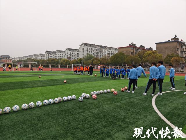 MK体育登录入口-苏超扬州队走进校园与小球员展开“绿茵交流”